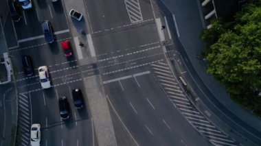 Tereyağı yumuşak hava manzaralı uçuş dikey saat 9: 16 'da Berlin' deki Tiergarten 'de 2022 yazında Golden Victory Column' un insansız hava aracı görülüyor. Yukarıdan 4k SinematikName