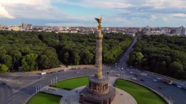 2022 yazında Berlin, Tiergarten 'de Golden Victory Column' un büyük hava manzaralı uçuş insansız hava aracı. Yukarıdan 4k SinematikName