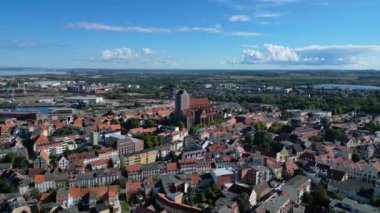 Wismar Almanya 'da yaz günü, altın saat 2022' de fantastik hava görüntüsü uçuş hızı rampası Hiperlapse zaman atlaması. Yukarıdan 4k SinematikName