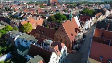 Wismar Almanya 'da yaz günü, 2022' de, pürüzsüz hava manzaralı hava aracı yörüngesinde. Yukarıdan 4k SinematikName