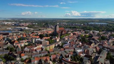 Wismar Almanya 'da 2022 yazının altın saatinde çok güzel bir hava manzaralı hava aracı. Yukarıdan 4k SinematikName