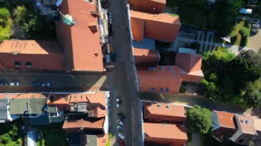 Wismar Almanya 'da yaz günü saat 2022' de saat 9: 16 'da harika bir hava manzaralı dikey uçuş. Yukarıdan 4k SinematikName
