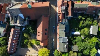Buttery yumuşak hava görüntüsü dikey uçuş 9: 16 kuş bakışı drone Wismar Almanya 'da yaz günü altın saat 2022' de. Yukarıdan 4k SinematikName