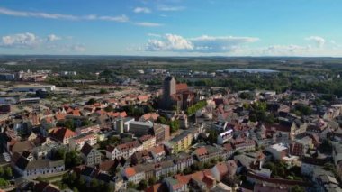 Wismar Almanya 'da 2022 yazının altın saatinde harika bir hava manzaralı uçuş uçağı. Yukarıdan 4k SinematikName
