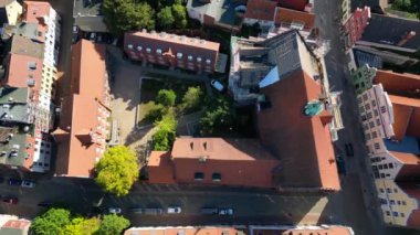 Wismar Almanya 'da 2022 yazının altın saatinde harika bir hava aracı havalandı. Yukarıdan 4k SinematikName