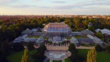 Seralar, seralar. İHA görüntülerinden nefes kesici uçuş görüntüsü, botanischer bahçıvanı Berlin Lichterfelde, Altın Saat Yaz 2022 4k Sinema