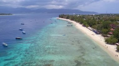 2017 yılının güneşli yaz gününde Gili T plajı bali Endonezya 'nın insansız hava aracı görüntülerini izledik. Yukarıdan Sinema Rehberi