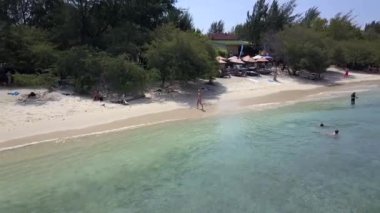 2017 yılının güneşli yaz gününde Gili T plajı bali Endonezya 'nın geriye doğru uçuşu. Yukarıdan Sinema Rehberi