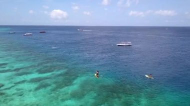 2017 yılının güneşli yaz gününde Gili T plajı bali Endonezya 'nın insansız hava aracı kaidesini kaldırın. Yukarıdan Sinema Rehberi