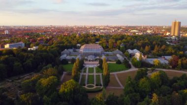 Panorama insansız hava aracı görüntüleri, botanischer bahçesi Berlin Lichterfelde, altın saat yaz 2022 4k Sinema-