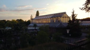 İHA görüntülerini yükselt, botanischer bahçıvanı Berlin Lichterfelde, altın saat yaz 2022 4k Sinema