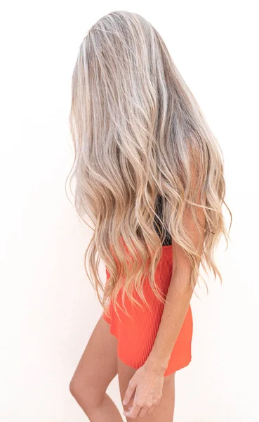 Jeune Femme Avec Long Cheveux Blonds Short Rouge — Photo