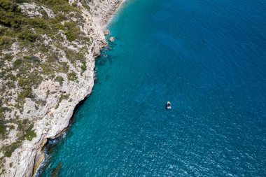 Akdeniz ile denizde bir teknesi olan kıyı şeridi arasındaki insansız hava aracı görüntüsü