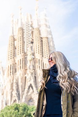 Sarı saçlı turist Barselona 'nın Sagrada Ailesi' ni ziyaret ediyor.