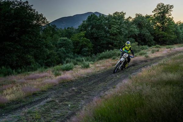 Homem Jogando Motocross Alta Velocidade Uma Pista Meio Natureza — Fotografia de Stock