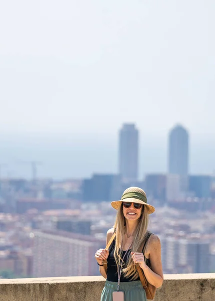 Barcelona Nın Bakış Açısına Göre Uzun Sarı Saçlı Büyük Gülümsemeli — Stok fotoğraf
