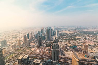 Dubai şehir merkezinin panoramik hava manzaralı günbatımı