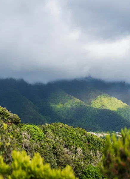 美丽的山景 绿油油的 乌云密布的天空 高质量的照片 — 图库照片