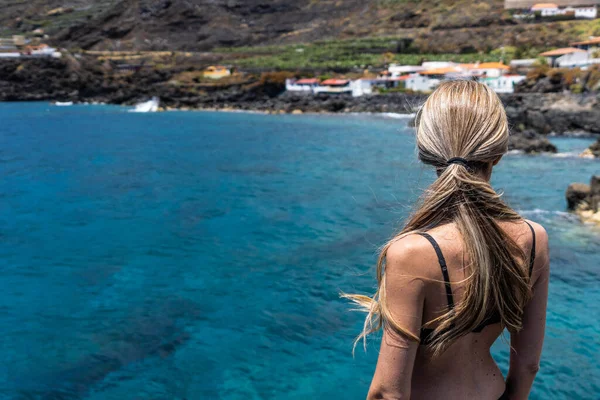 Woman Backwards Blonde Long Hair Standing Sea Looking Village — Stock Photo, Image
