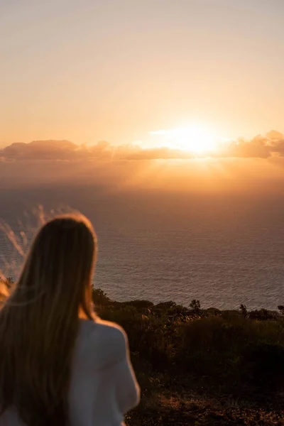 Balckwards Blonde Woman Sunset Sky Sun Clouds Tranquil Seascape Horizon — Stock Photo, Image