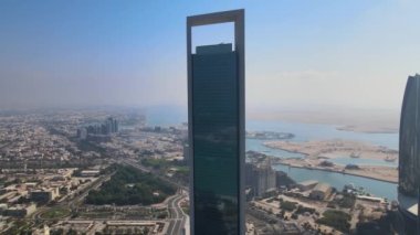 Abu Dabi Şehri (BAE) Korniche / Breakwater Modern Kuleler ve Şehir İnsansız Hava Aracı Görüntüleri