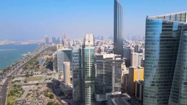 Abu Dabi Şehri Bae Korniche Breakwater Modern Kuleler Şehir Nsansız — Stok video