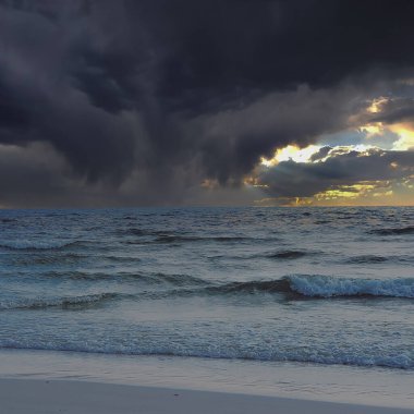 denizin üzerinde dramatik bulutlar