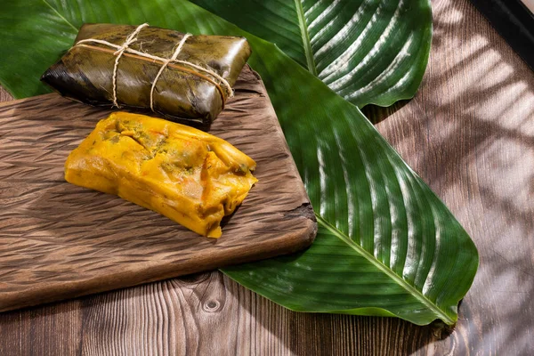 バナナの葉に包まれたタマレの典型的なコロンビア料理 — ストック写真