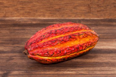 Theobroma Kakao - Kakao 'nun organik kakao meyvesi; Ahşap arkaplanda fotoğraf