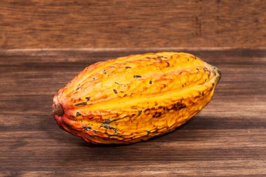 Theobroma Kakao - Kakao 'nun organik kakao meyvesi; Ahşap arkaplanda fotoğraf