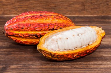 Theobroma Kakao - Kakao 'nun organik kakao meyvesi; Ahşap arkaplanda fotoğraf