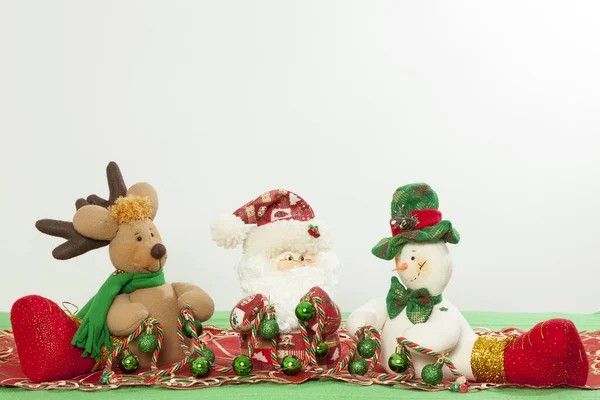 圣诞装饰 三个不同的雪人穿着圣诞服装 — 图库照片