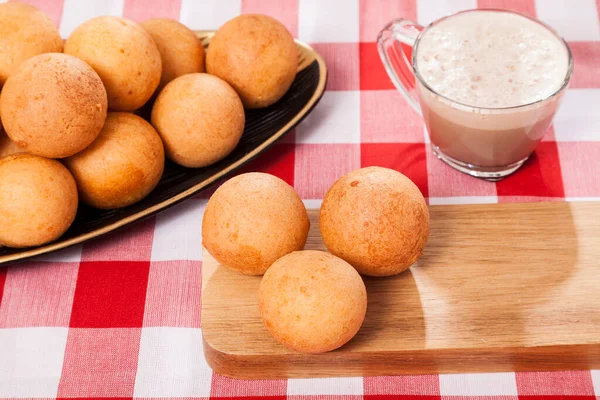 Bunuelo Comida Tradicional Colombiana Pan Queso Frito Con Bebida Caliente —  Fotos de Stock