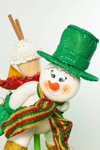 圣诞装饰 身穿圣诞服装的雪人 — 图库照片