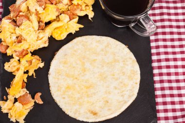 Geleneksel Latin Amerika Kahvaltısı; Yağda Yumurtalı Beyaz Mısır Arepa