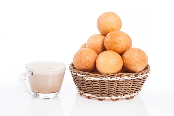 Bunuelos Traditionele Colombiaanse Gerechten Gebakken Kaas Brood Warme Chocoladedrank Foto — Stockfoto