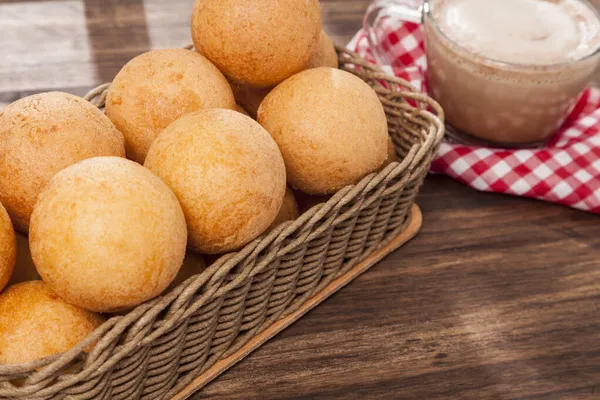 Bunuelo Comida Tradicional Colombiana Pan Queso Frito Con Bebida Caliente —  Fotos de Stock