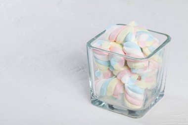 Çok renkli marşmelovlar Lezzetli, Renkli ve Yumuşak Şekerlemeler.