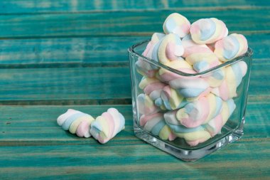 Çok renkli marşmelovlar Lezzetli, Renkli ve Yumuşak Şekerlemeler.