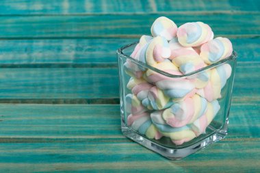 Çok renkli marşmelovlar Lezzetli, Renkli ve Yumuşak Şekerlemeler.