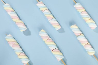 Çok renkli marşmelovlar Lezzetli, Renkli ve Yumuşak Şekerlemeler.