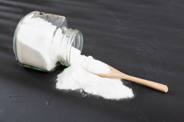 Kabartma Gazozlu Şişe; Siyah Arkaplanda Fotoğraf