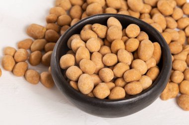 Gevrek buğday unuyla kaplanmış lezzetli fıstıklar.