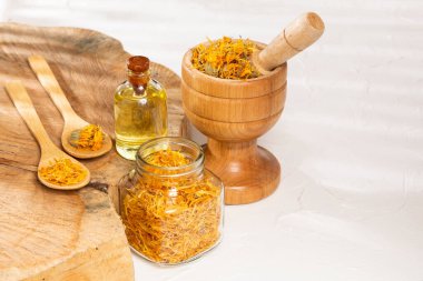 Calendula Officinalis - Calendula Petrol Şişesi İçinde