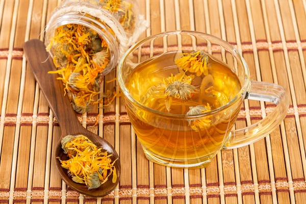 Ένα Φλιτζάνι Βοτανικό Φαρμακευτικό Τσάι Αποξηραμένα Καλέντουλα Και Άνθη Καλέντουλας — Φωτογραφία Αρχείου