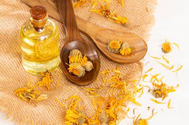 Calendula Officinalis - Calendula Petrol Şişesi İçinde