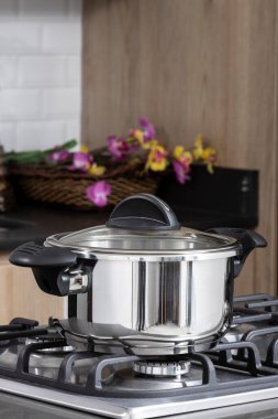 Mutfak gereçleri - Cam Lid 'li çelik kap; mutfakta