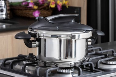 Mutfak Aletleri - Düdüklü Tencere; Mutfakta Fotoğraf