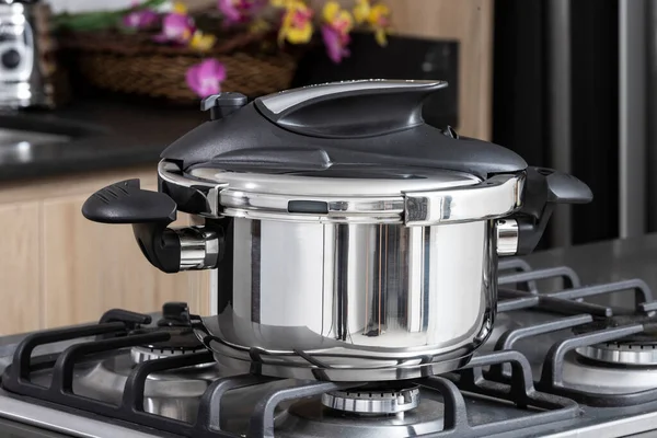 Mutfak Aletleri - Düdüklü Tencere; Mutfakta Fotoğraf