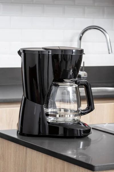 Mutfakta Siyah Bir Elektrikli Kahve Makinesi Var — Stok fotoğraf